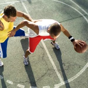 3. Družite se s prijateljima na košarkaškom terenu