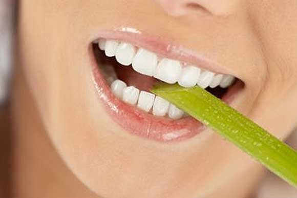 Deset namirnica koje čuvaju i čiste zube