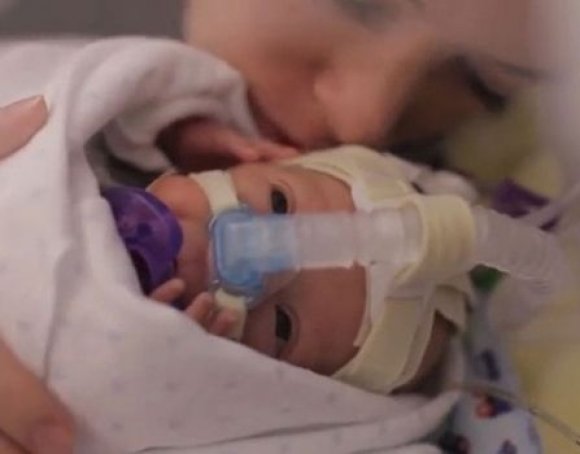 Mali borac je pobijedio: Tata zabilježio prvu godinu prerano rođene bebe od samo 680 grama