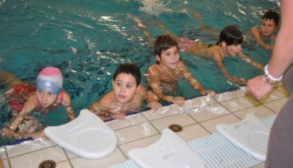 Obezbijeđena sredstva da svi sarajevski osnovci nauče plivati