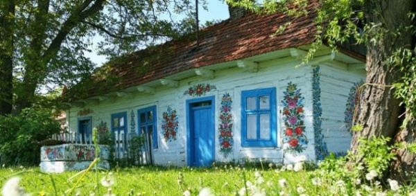 Prekrasno selo ukrašeno cvjetnim motivima